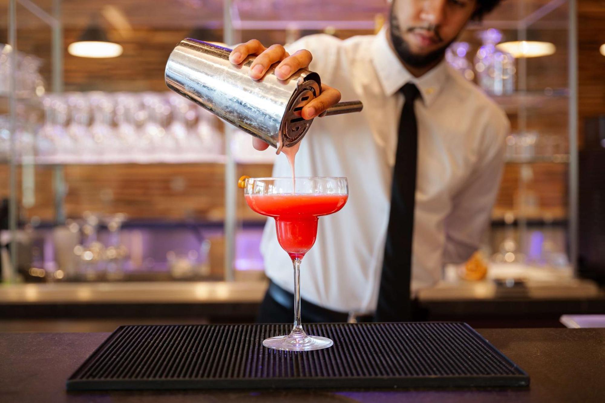 Radisson Blu Hotel Paris, Marne-La-Vallee Magny-le-Hongre Exterior foto Bartender pouring a margarita